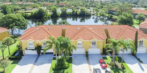 6736 VISTA DEL LAGO