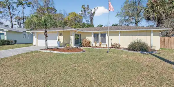 4 BLAKEVIEW COURT