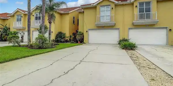 6732 VISTA DEL LAGO