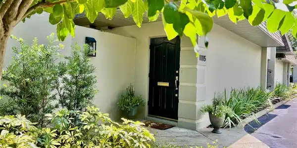 1105 POINSETTIA