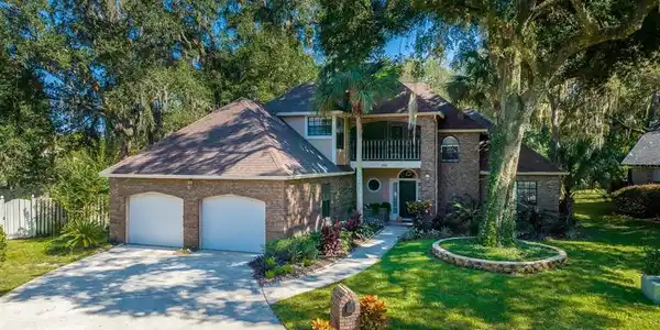 950 DEERWOOD