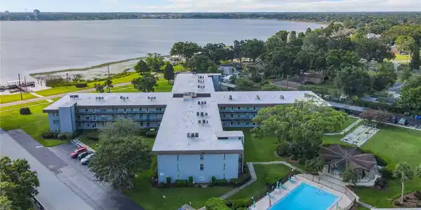 333 LAKE HOWARD NW