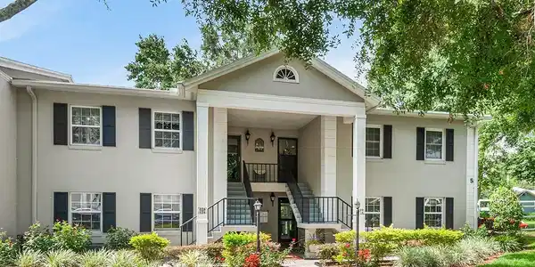 689 LAKE HOWARD NW