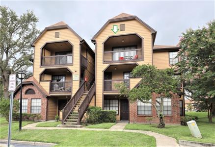300 LAKEPOINTE
