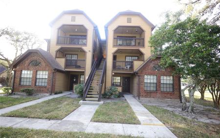 325 LAKEPOINTE DRIVE