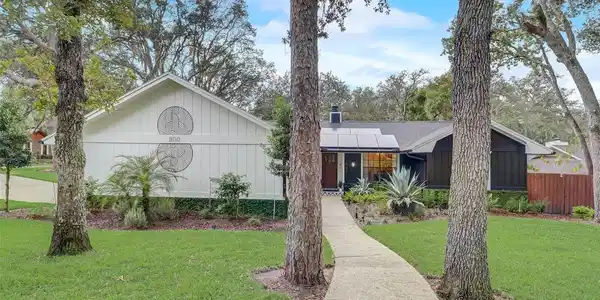 800 MAGNOLIA OAK COURT