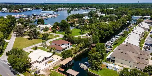 10 SE KINGS BAY DRIVE