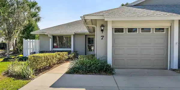 7 LAKE FOREST COURT N