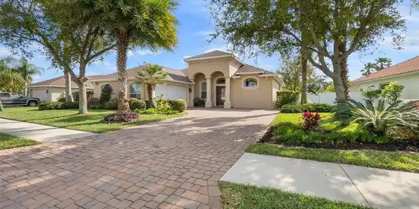 8 DIAMOND LEAF WAY