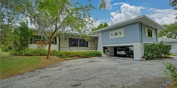 1100 N LAKE HOWARD DR