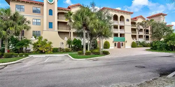 7718 LAKE VISTA COURT
