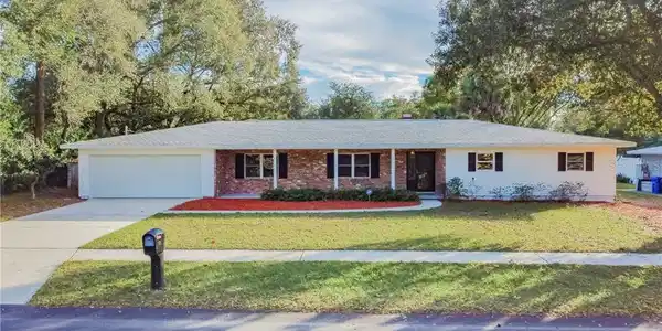 1219 ROBINSWOOD COURT N