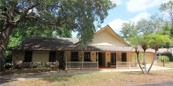 102 VALLEY COURT