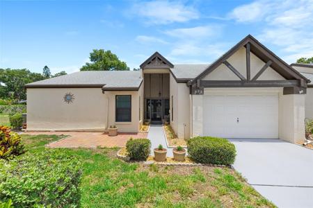 932 ROSEWOOD LANE