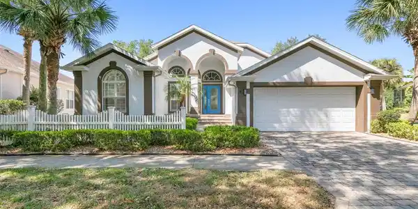 5 PELICAN COURT