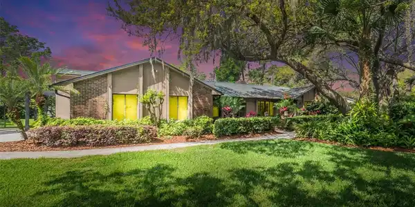 206 BUTTONWOOD DRIVE