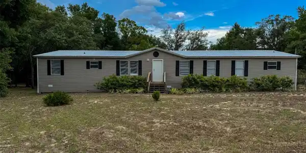 105 E CEDAR COURT