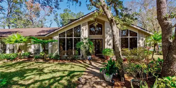 207 BUTTONWOOD DRIVE