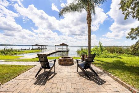 2945 LAKESHORE DRIVE