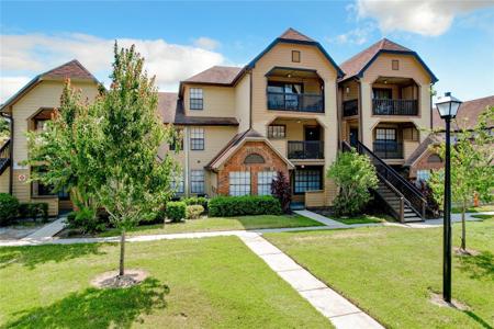 320 BLACK OAK COURT