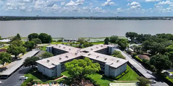 333 LAKE HOWARD NW