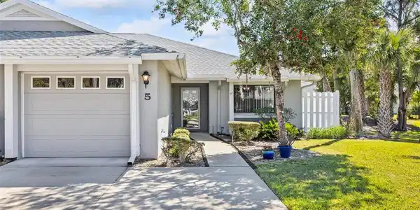 5 LAKE FOREST COURT N