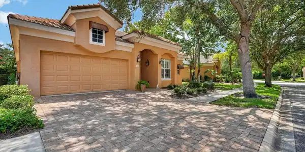 10 LAKESIDE WAY