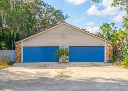 933 ROBINHOOD COURT