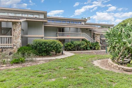 832 PINEWOOD COURT