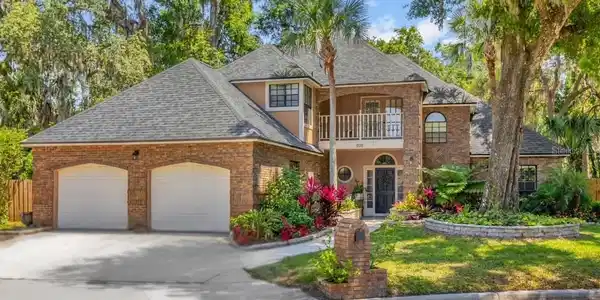 950 DEERWOOD LOOP
