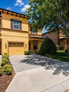 2761 RETREAT VIEW CIRCLE