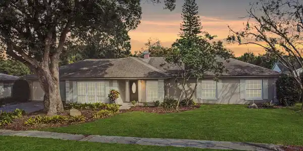 112 HILLCREST DR