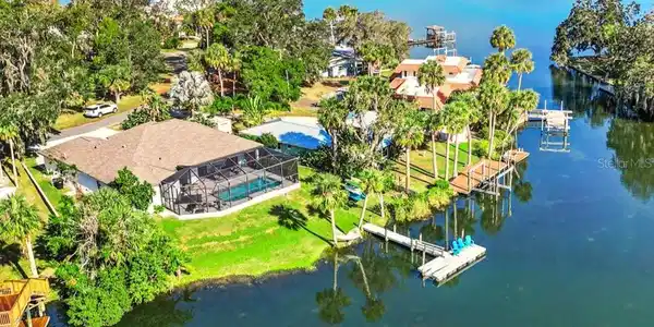 1055 N CRESCENT DRIVE