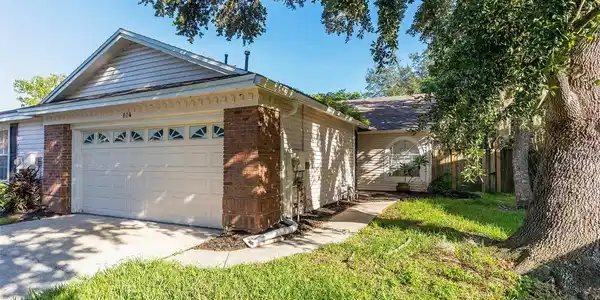 824 HILLARY COURT