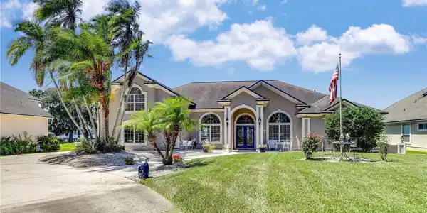 2221 N LAKESHORE DRIVE