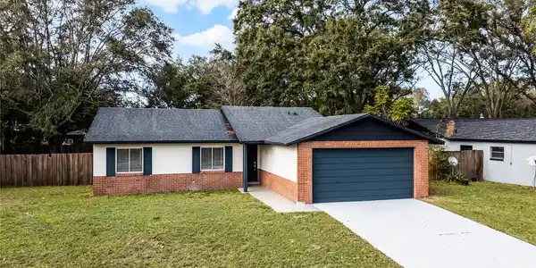 2725 LAKEWOOD LANE