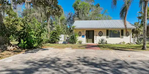1149 SE KINGS BAY DRIVE