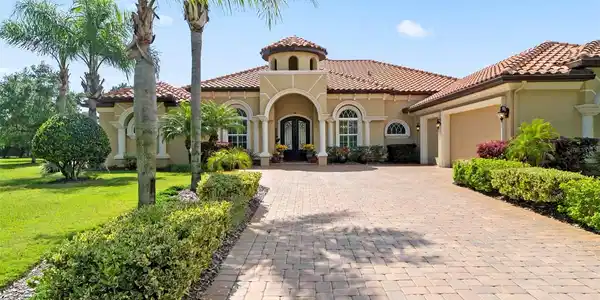 16 NATIVE OAK COURT