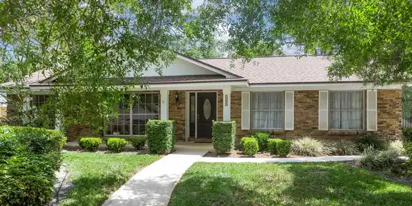 105 VALLEY COURT