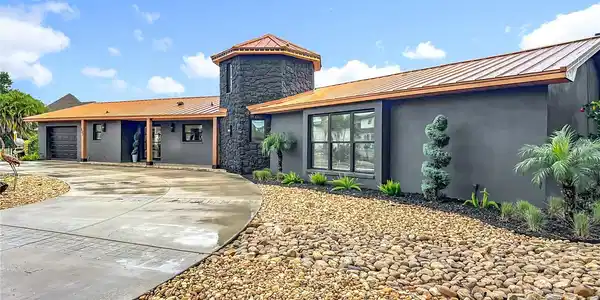 823 SW KINGS BAY DRIVE
