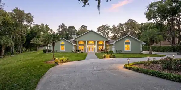 811 GREENSHIRE COURT