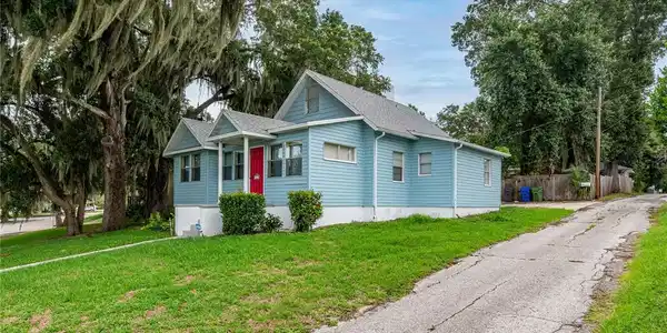 105 LAKE HOWARD