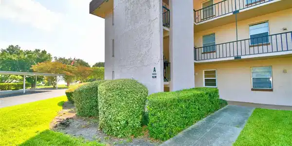 333 LAKE HOWARD W