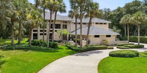 632 E CLUB CIRCLE