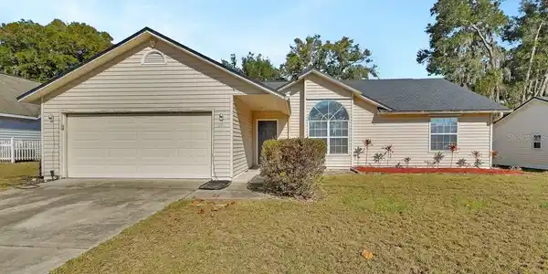 921 VILLAGE LAKE DRIVE N