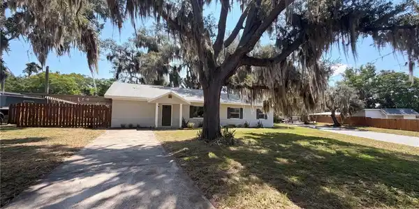 900 OAK DRIVE