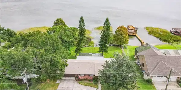 100 LAKE HOWARD