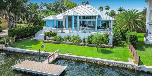 838 SW KINGS BAY DRIVE