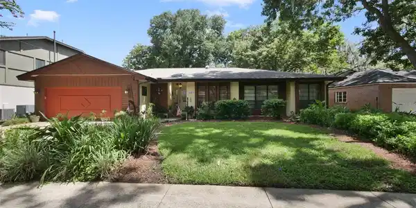 1121 SHOREWOOD DRIVE