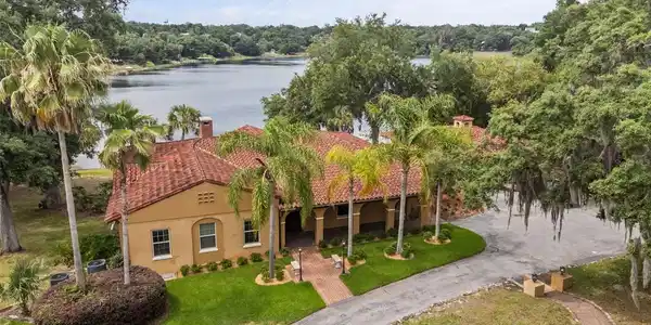 1909 COUNTRY CLUB DRIVE